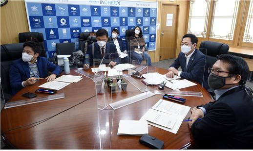 박남춘 인천시장(오른쪽 두 번째)이 지난 4월 9일 시청 접견실에서 열린 화이트바이오산업 육성전략 발표 관련 영상회의를 주재하고 있다.