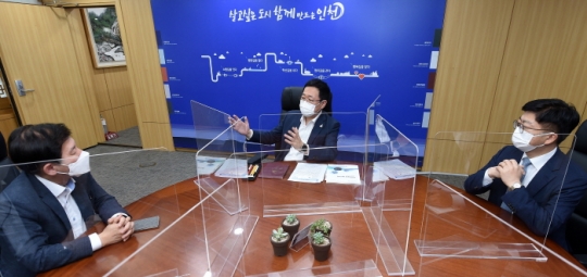 박남춘 인천시장이 20일 시청 접견실에서 기획재정부 최상대 예산실장을 면담하고 있다.