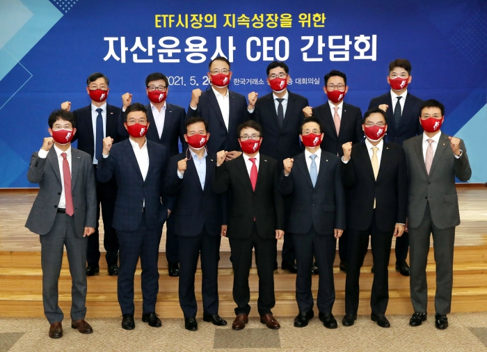 임재준(앞줄 왼쪽 네번째) 한국거래소 유가증권시장본부장과 자산운용사 CEO들이 20일 한국거래소에서 열린 간담회에 참석해 기념촬영을 하고 있다.사진=한국거래소 제공