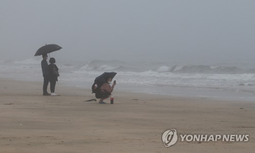 오늘 날씨, 전국 천둥·번개 동반한 강한 비···낮부터 그쳐 / 사진=연합뉴스