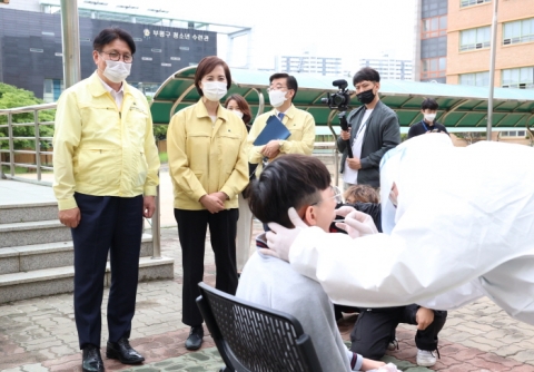도성훈 인천시교육감, 유은혜 부총리와 ‘찾아가는 이동형 검체 채취팀 시범 운영’ 현장 방문