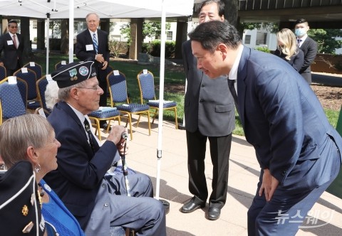 민간 외교 우뚝 최태원···문 대통령에 이재용 사면 요청할 듯