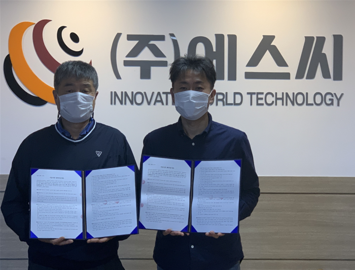 전남테크노파크 레이저시스템산업지원센터가 ㈜에스씨와 24일 레이저 미세가공 관련 기술이전 계약을 체결하고 있다.