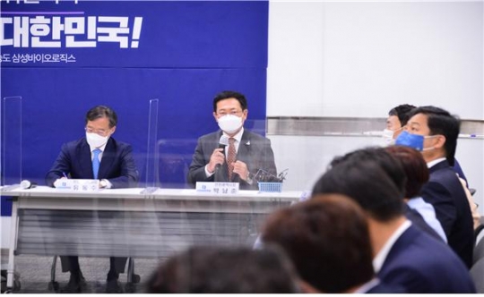 26일 박남춘 인천시장이 삼성바이오로직스에서 열린 더불어민주당 최고위원회의에 참석해 발언하고 있다.