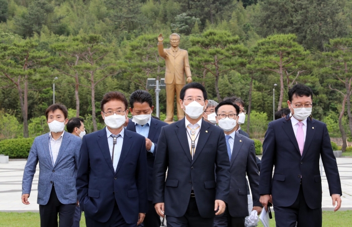 이철우 경상북도지사가 김영록 전라남도지사와 함께 26일 무안 남악중앙공원 김대중동상에서 헌화 후 둘러보고 있다.