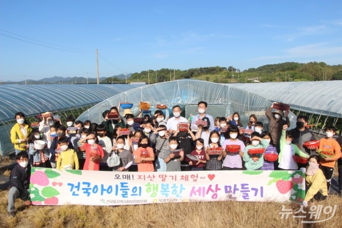 중앙부터 오른쪽으로 강형구 본부장, 구상봉 조합장