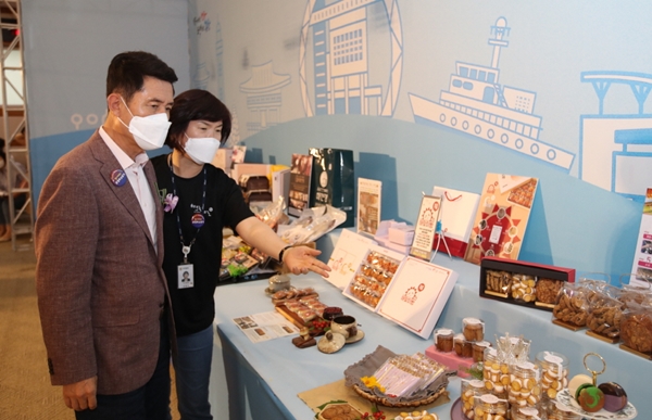 이강덕 포항시장이 ‘식품안전의 날 기념 행사’에서 식품을 돌아보고 있다.(사진제공=포항시)