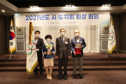 인구보건복지협회 김창순 회장(오른쪽 두 번째)이 우수지회 시상 후 기념촬영을 하고 있다.