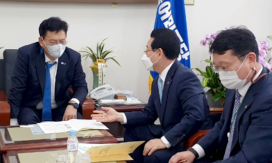 김영록 지사가 31일 여의도 더민주 당사에서 열린 ‘호남 초광역 에너지경제공동체(호남 RE300) 프로젝트’ 용역 결과보고회에 앞서 국회에서 더불어민주당의 송영길 대표와 면담을 갖고 도 핵심 현안을 설명 후 당차원의 적극적인 협조와 지원을 요청했다.