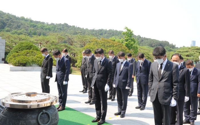 앞줄 오른쪽부터 왼쪽으로 김승모 ㈜한화 대표이사, 김연철 한화시스템 대표이사, 손재일 한화디펜스 대표이사. 사진=㈜한화 제공