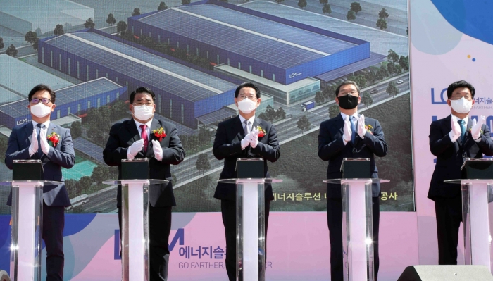 4일 나주 혁신산단에서 열린 ㈜엘씨엠에너지솔루션의 전남 최초 리튬이온배터리 완제품 공장 착공식에서 김영록 지사가 참석자들과 착공버튼을 누르는 세레머니를 마치고 박수를 치며 축하하고 있다.