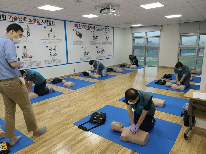 마사회 안산지사, 전 직원 심폐소생술 교육 모습