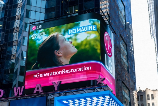 LG전자는 세계 환경의 날을 맞아 6월 말까지 미국 뉴욕 타임스스퀘어에 있는 LG전자 전광판을 통해 환경 보호 캠페인 영상을 상영한다. 사진=LG전자