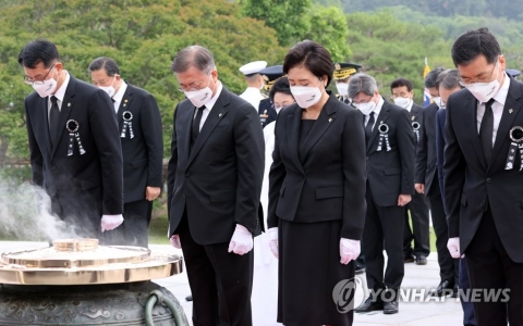 부사관 추모소 찾은 문 대통령...“성추행 사건 철저히 조사할 것”