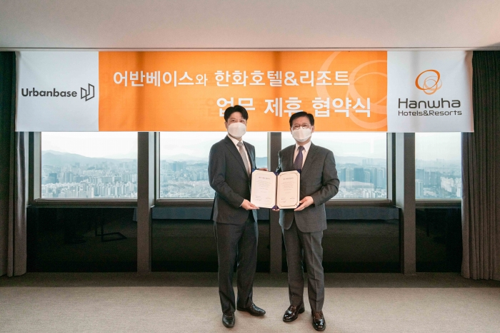 문석 한화호텔앤드리조트 대표이사(왼쪽), 하진우 어반베이스 대표이사. 사진=한화호텔앤드리조트 제공