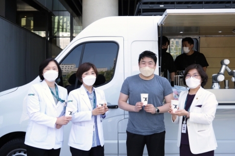 “이화의료원 의료진 힘내세요”...라운지랩, 로봇 바리스타로 무료커피 제공