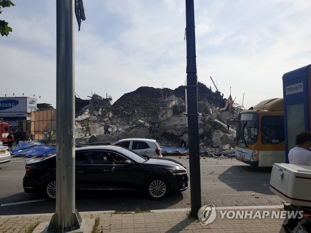 광주서 공사 중 건물 붕괴···시내버스 덮쳐