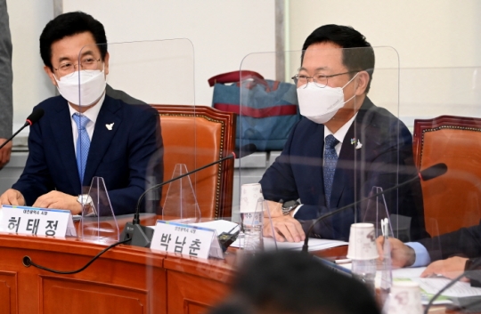 박남춘 인천시장(오른쪽)이 10일 서울 여의도 국회에서 열린 더불어민주당 당대표 시·도지사 간담회에서 인사말을 하고 있다.