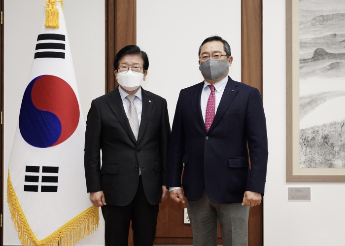 왼쪽부터 박병석 국회의장, 무역협회 구자열 회장. 사진=한국무역협회 제공