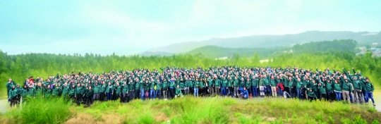 LG전자가 지난 2018년부터 시작한 ‘스마트 그린(Smart Green) 프로젝트’의 일환으로 나무를 심은 이베리아법인 직원들이 기념촬영을 하고 있다. 사진=LG전자