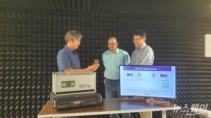 삼성전자의 삼성리서치아메리카(SRA) 실험실에서 삼성전자 연구원들이 140GHz 통신 시스템을 시연하고 있다. 사진=삼성전자 제공