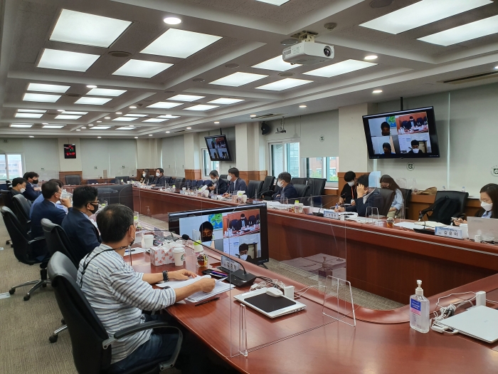 전남테크노파크가 15일 전남대학교와 지역산업발전을 위한 순회 정책간담회를 진행하고 있다.