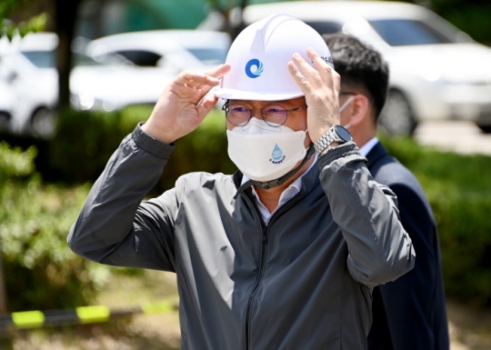 박남춘 인천시장이 16일 정수처리시설 점검을 위해 부평정수장을 방문하고 있다.