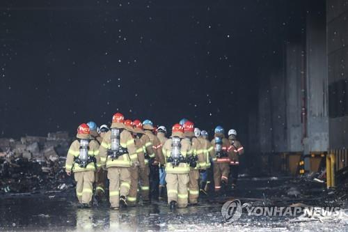 쿠팡 덕평물류센터 내부로 진입하는 관계자들. 사진=연합뉴스 제공