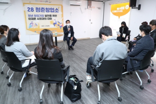 이재준 고양시장이 ’28청춘창업소‘에서 청년들과 대화를 나누고 있다.