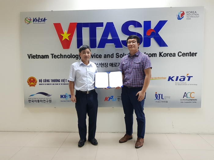 VITASK센터 안경진 부센터장(사진 왼쪽)이 수출지원활동을 통해 한국 타코닉과 베트남 아킬레스사와 배급사 계약을 맺었다. 사진=VITASK 제공