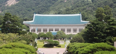 靑 “백신맞은 행정관 확진 판정···문 대통령 접촉 없어”