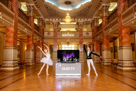 LG전자는 카자흐스탄 국립학술오페라발레극장(Kazakh National Academic Theater of Opera and Ballet)과 후원 협약을 체결하고 극장 내부에 ‘LG 올레드 TV’를 설치했다. 사진=LG전자