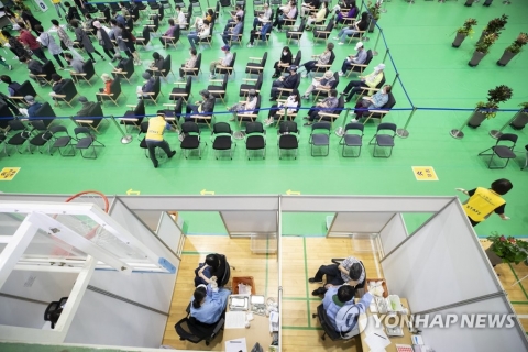 정부 &quot;가을철 코로나19 재유행 대비 백신 추가접종 검토&quot;
