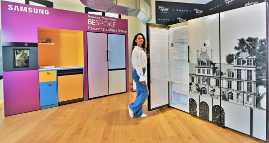 삼성전자 직원이 프랑스 파리에 위치한 백화점 갤러리 라파예트(Galeries Lafayette)에 마련된 ‘비스포크 홈(BESPOKE HOME)’ 체험 공간에서 제품을 소개하고 있다. 사진=삼성전자