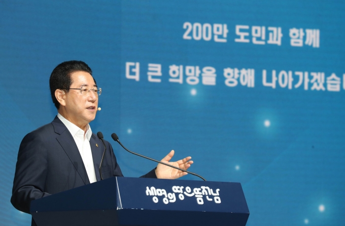 김영록 전남지사가 28일 오전 도청 왕인실에서 민선7기 3년 기자간담회를 갖고 기자단과 질의·응답을 하고 있다.