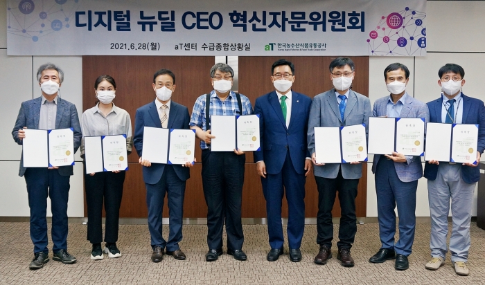 디지털뉴딜 CEO혁신자문위원회 위촉식=왼쪽부터 성신여자대학교 최민영 교수, SK텔레콤 김정선 부장, 군산대학교 신효균 교수, 서울대학교 신창수 교수, 한국농수산식품유통공사 김춘진 사장, KIST 이규환 책임연구원, 서울경제신문 고광본 부국장, KIST 김찬수 선임연구원