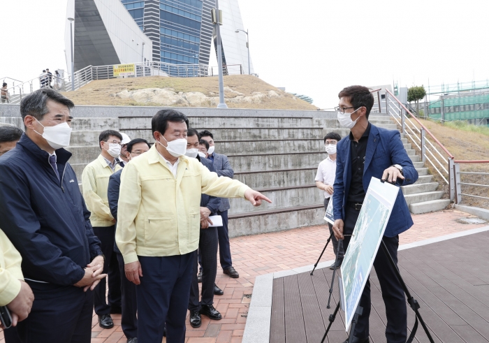 지난 28일 오전에 민선 7기 3주년 성과 및 역점 추진시책 보고회를 가진 이동진 군수가 이날 오후에는 ▲해상케이블카 ▲모노레일 ▲진도타워 주차장 정비 ▲명량대첩 조선수군 병영체험장 등을 조성하고 있는 녹진관광지 개발 현장을 찾아 추진 상황을 보고받고 차질 없는 추진을 당부했다.
