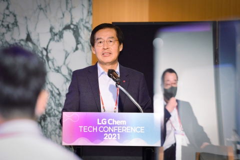 “R&amp;D 인재 찾아라” 직접 나선 신학철 LG화학 부회장