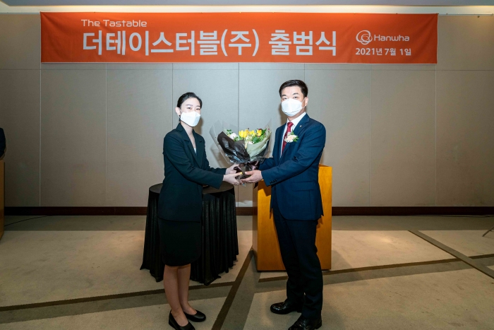 변성구 더테이스터블 대표이사(오른쪽)와 임직원이 출범식에서 기념사진 촬영을 하고 있다. 사진=한화호텔앤드리조트 제공