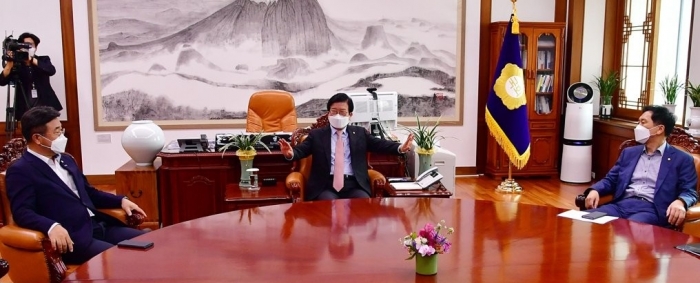 원구성 협상을 위한 회동 중인 박병석 국회의장(가운데)과 윤호중 더불어민주당 원내대표(왼쪽), 김기현 국민의힘 원내대표의 모습. 사진=연합뉴스