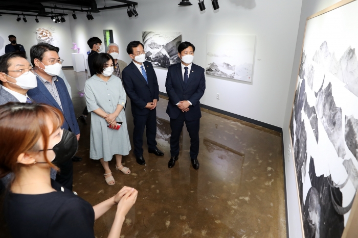 김삼호 광산구청장이 지난 2일 송정작은미술관 개관식 참석 후 개관 특별전시 작품을 관람하고 있다.
