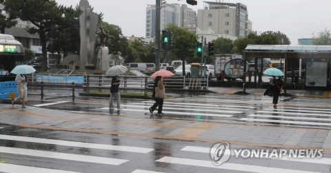전국 흐리고 곳곳에 비···한낮 무더위 계속