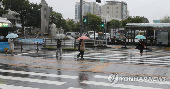 오늘 날씨, 전국 곳곳에 돌풍·번개 동반한 소나기···제주 장맛비 계속 사진=연합뉴스