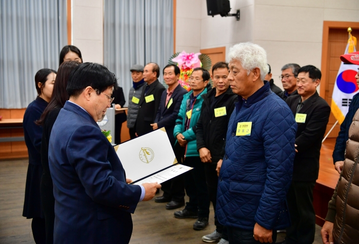 장성군이 민선7기 공약사업으로 추진해 온 ‘민간 과수전정단 육성’이 2021년 전라남도 적극행정 경진대회에서 우수상을 수상했다