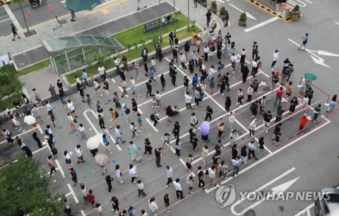 오늘 1천300명대 최다 기록 예상···‘수도권 4단계’ 오전 발표
