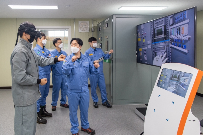 광양제철소가 가상현실을 활용한 전기설비 정비 교육장을 구축해 효율성과 안전성을 강화했다.