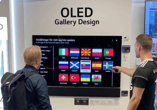 스웨덴의 한 가전제품 매장을 방문한 고객이 LG전자의 ‘LG 올레드 에보(OLED evo)’를 살펴보고 있다. 사진=LG전자