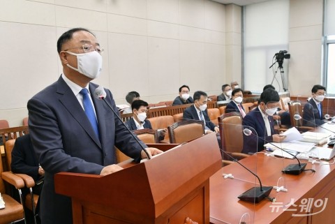 홍남기 “재정운용은 정치결정 따라가는 것 아냐”