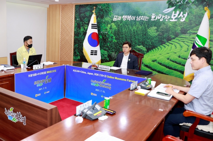 보성군 한국차박물관이 13일 중국 푸젠성 우이산차박물관과 박물관 운영 협력을 위한 MOU를 체결하고 있다.