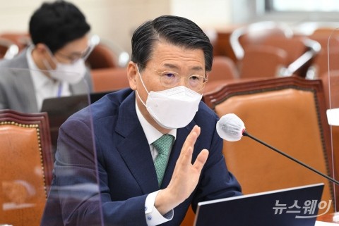 은성수 금융위원장, 롯데카드 콜센터 현장서 “코로나19 확산 방지 적극 동참” 당부